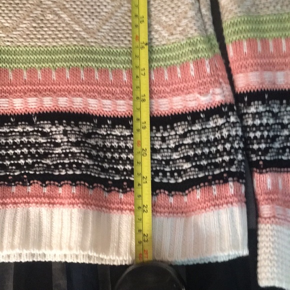 A medium colorful sweater - Picture 4 of 4